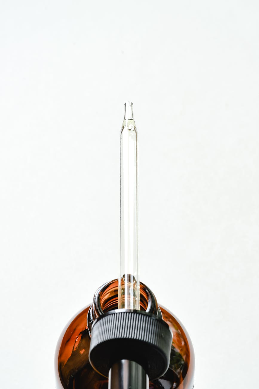 Amber Glass Dropper Flasche auf weißem Hintergrund
