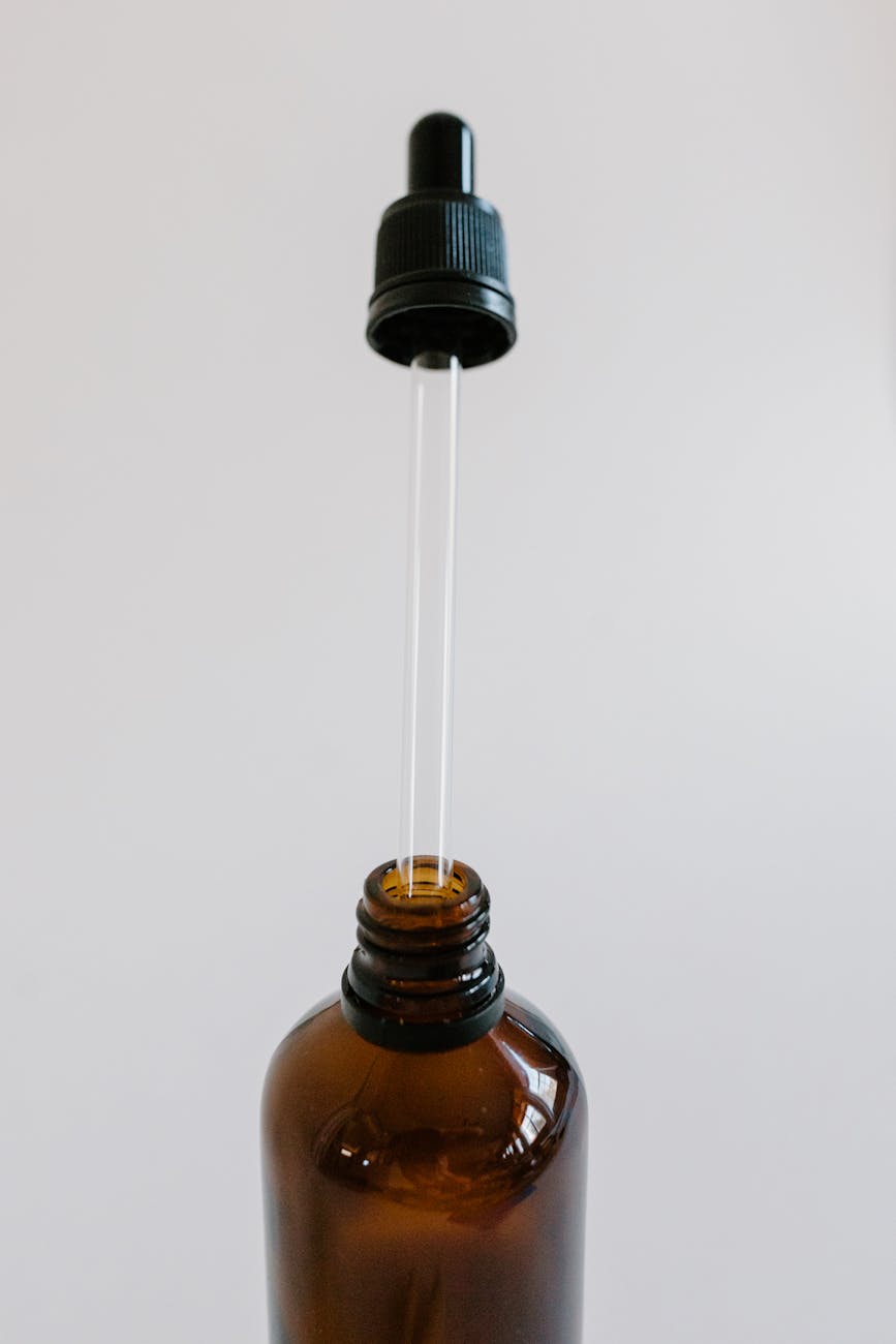 CBD-Öl in Braunglas-Flasche mit Pipette